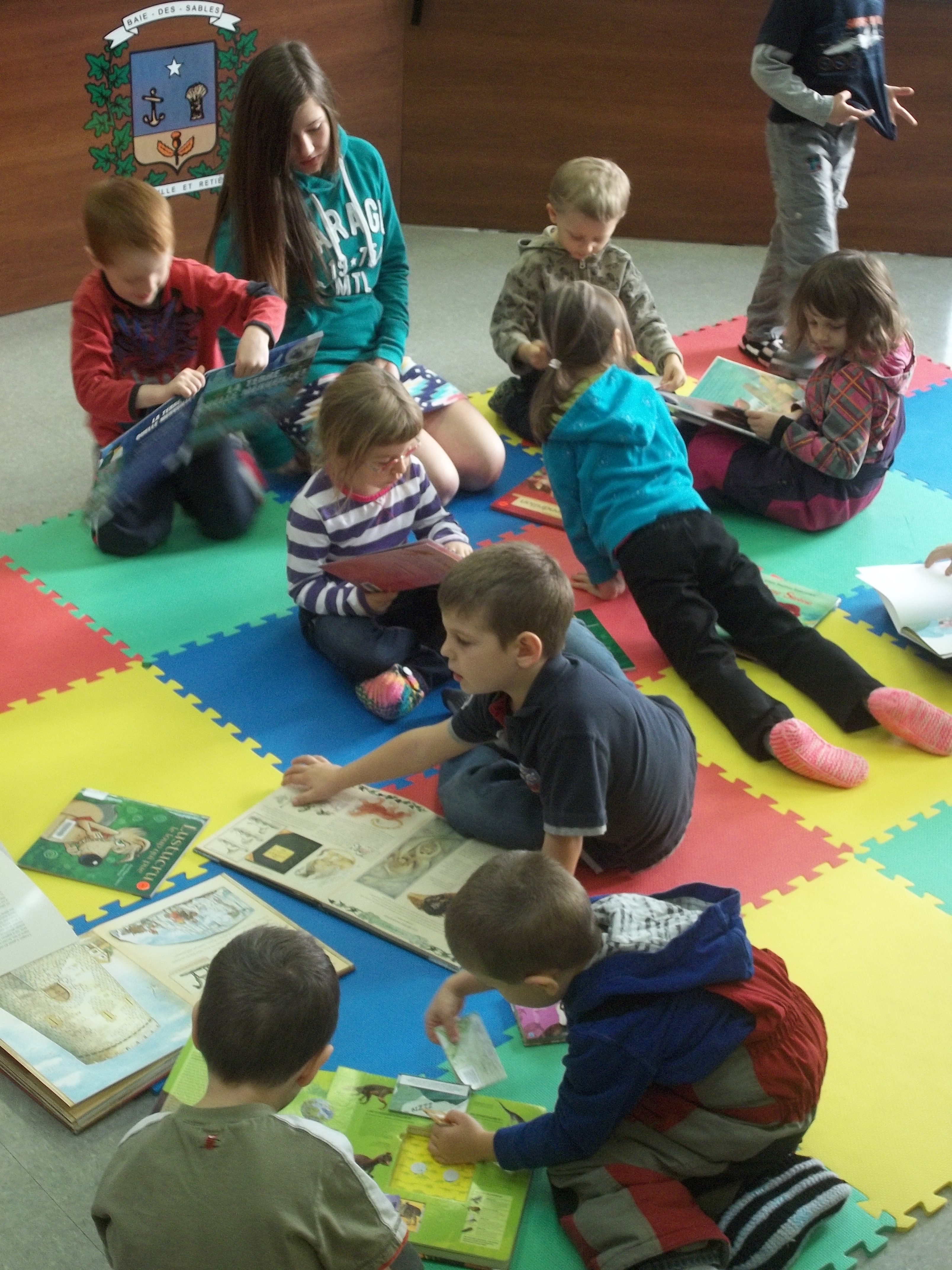 Jeunes à la bibliothèque